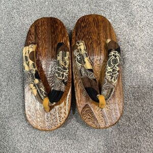 NWOT Japanese Traditional Women’s Wooden Sandals Floral Prints Straps Size 6-7